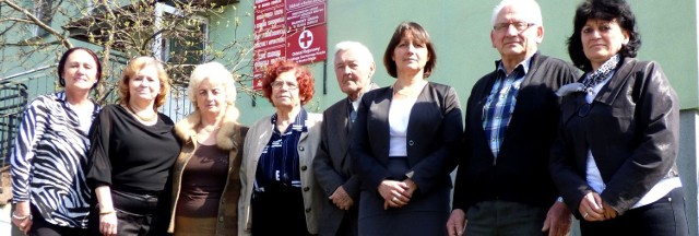 To oni (od lewej): Zofia Guz, Anna Gradzik, Irena Grabowska, Zofia Gryc, Jan Zając, Anna Kolarz, prezes Marcin Podesek, Aldona Kawalec &#8211; kierują buskim Oddziałem Rejonowym Polskiego Czerwonego Krzyża.