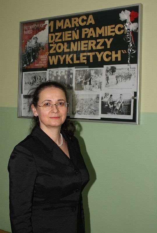 Janina Lubera, dyrektorka Zespołu Szkół numer 1 w Nowej Dębie przy tablicy poświęconej pamięci żołnierzy wyklętych.