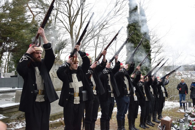 160. rocznica Bitwy pod Małogoszczem. Piękna uroczystość na Placu Tadeusza Kościuszki, w kościele oraz na cmentarzu parafialnym. Były salwy honorowe.