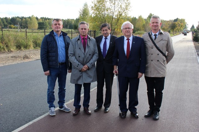 Od lewej: Jerzy Kamionka i Andrzej Skorek - członkowie zarządu powiatu, Waldemar Urbański - wicestarosta, Stefan Bernaciak - starosta zwoleński oraz Mirosław Chołuj - członek zarządu.