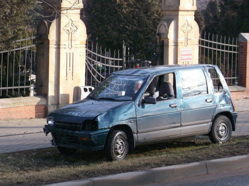 Wrocław: Wypadek na Osobowickiej. Kobieta uderzyła w barierki, auto dachowało (ZDJĘCIA)