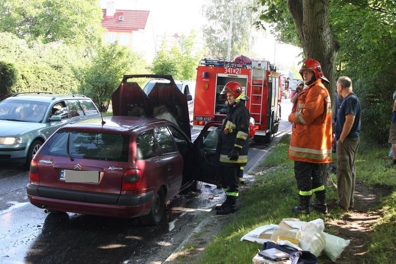 Plonąl samochód na ul. Kaszubskiej w Slupsku