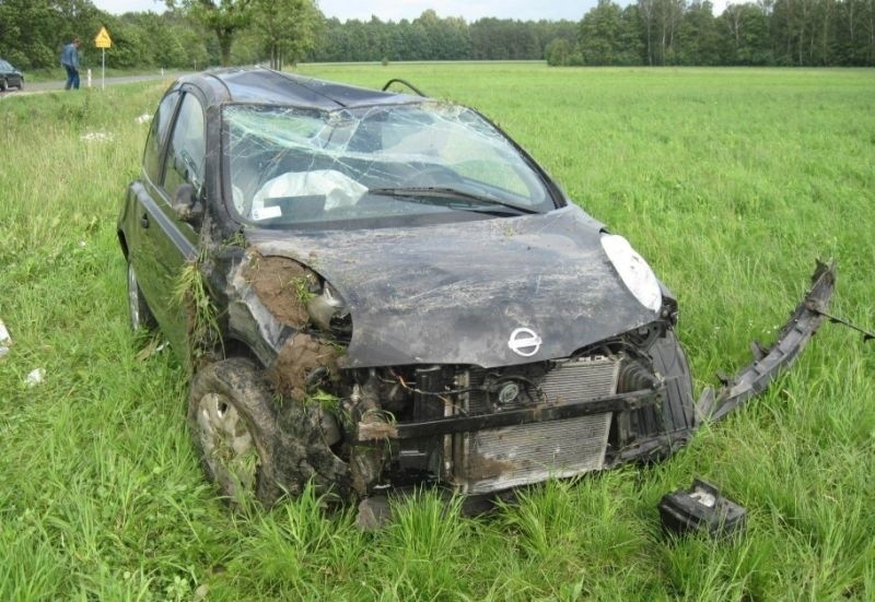 Tybory Żochy: Wypadek nissana micra. Kobieta nie zapięła pasów 