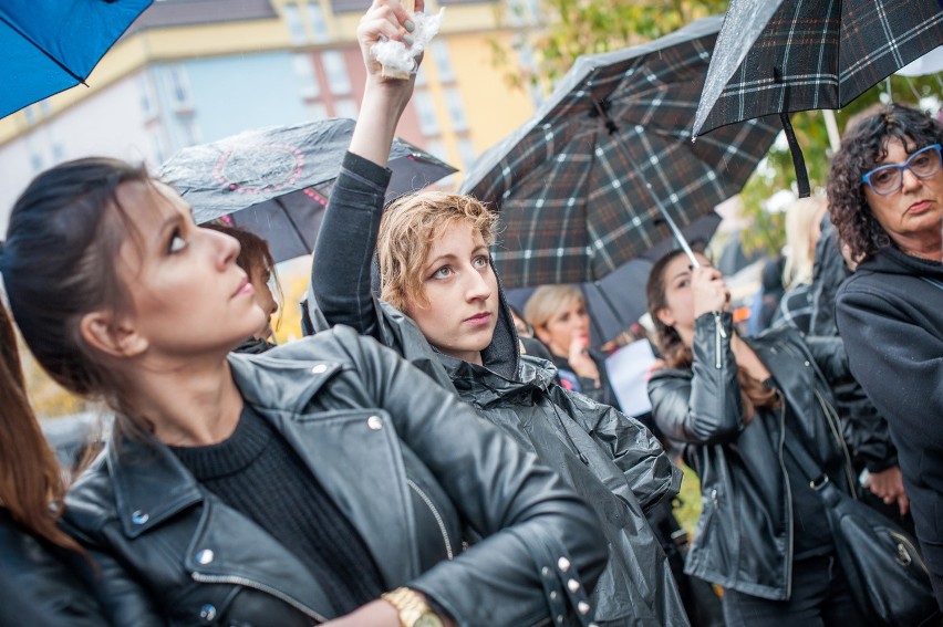 W poniedziałek na ulice wielu miast Polski wyszło prawie sto...