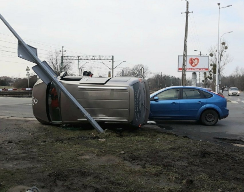 Wypadek przy przejeździe kolejowym na Gądowie. Samochód na boku (ZDJĘCIA)