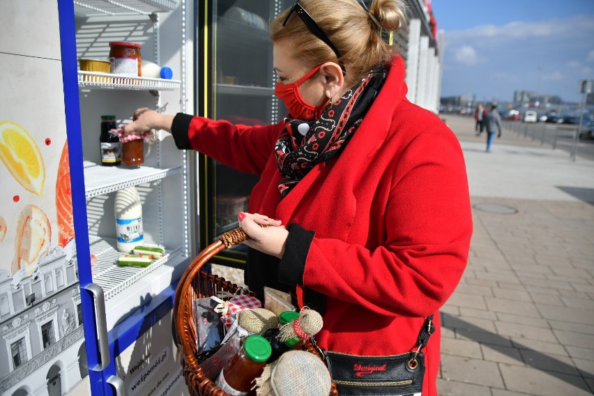 Poprzez społeczną lodówke potrawami z potrzebującymi...