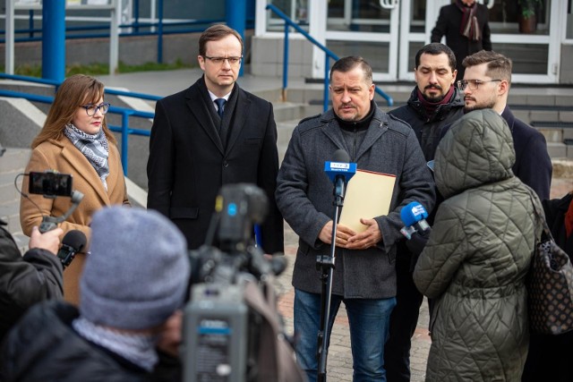 To, co się dzieje za naszą wschodnią granicą pokazuje, że takie umiejętności warto mieć, tym bardziej, że młodzież jest zainteresowana i chętna do nauki - mówił białostocki radny Paweł Myszkowski podczas konferencji prasowej radnych PiS, Forum Młodych PiS oraz działaczy PiS w sprawie potrzeby budowy strzelnic sportowych w Białymstoku.