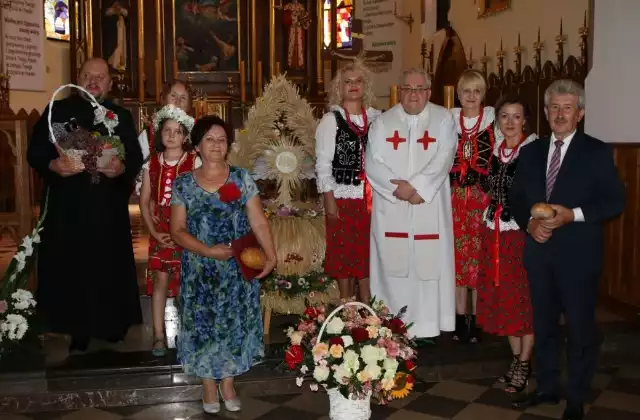 Obchody dożynkowe rozpoczęły się w kościele parafialnym w Oleśnicy.