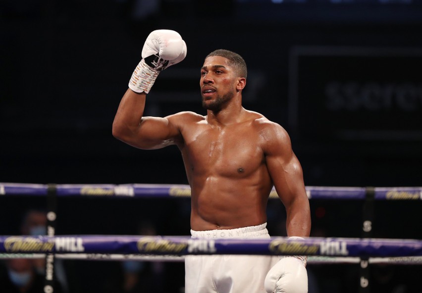 Anthony Joshua obronił pasy mistrza świata, porażki Mariusza Wacha i Nikodema Jeżewskiego w Londynie [WIDEO]