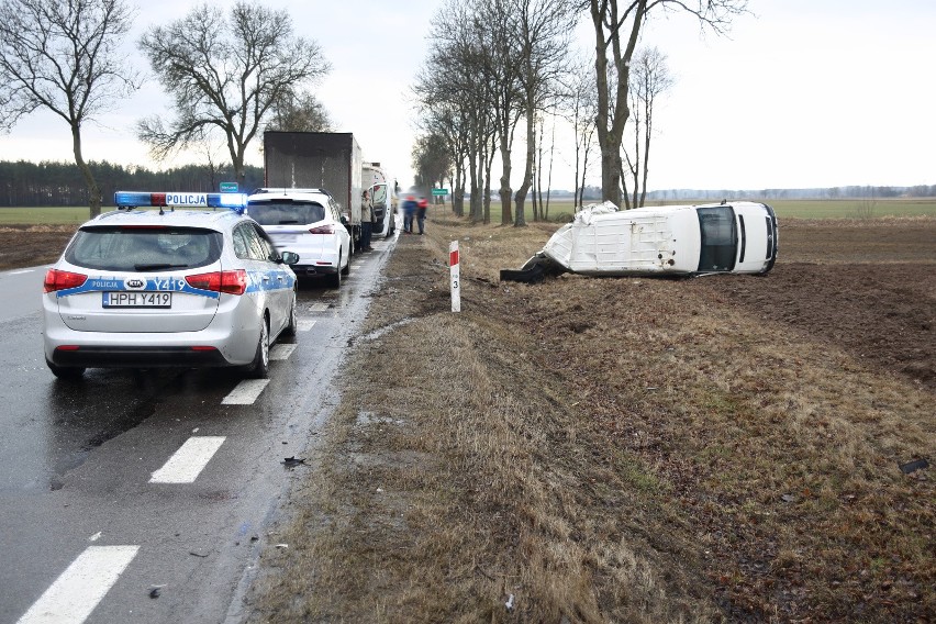 Jeden z pojazdów w wyniku zdarzenia dachował.