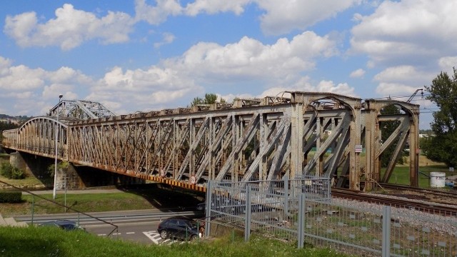 Obecny most kolejowy w centrum Przemyśla od wielu lat domaga się remontu.