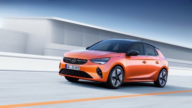 Opel Corsa Elektryczna odmiana ma moc 136 KM oraz 260 Nm, co pozwala Corsie-e na rozpędzenie się do 100 km/h w 8,1 s. Dzięki baterii o pojemności (50 kWh), auto może przejechać na jednym ładowaniu 330 km. Na naładowanie akumulatorów do poziomu 80 proc. powinno wystarczyć 30 min. Fot. Opel