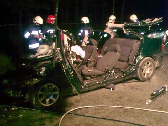 By uwolnić kierowcę z BMW strażacy musieli użyć sprzętu hydraulicznego. Życia mężczyzny nie udało się uratować.