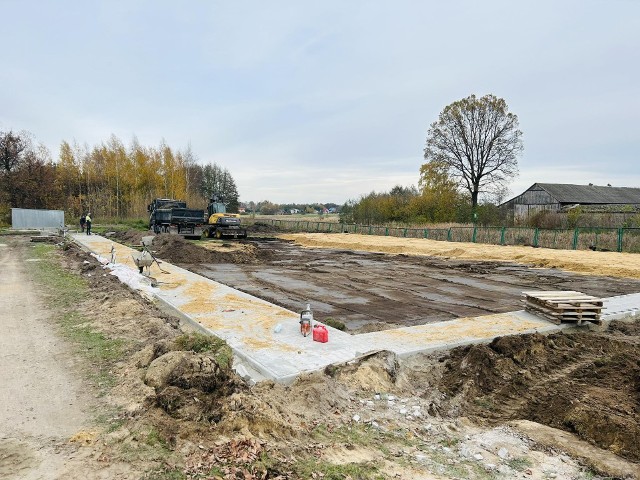 Jedno z budowanych boisku w gminie Skaryszew powstaje przy Publicznej Szkole Podstawowej w Chomentowie Puszcz.
