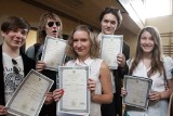 Absolwenci XXVI LO w Łodzi odebrali świadectwa maturalne [ZDJĘCIA]