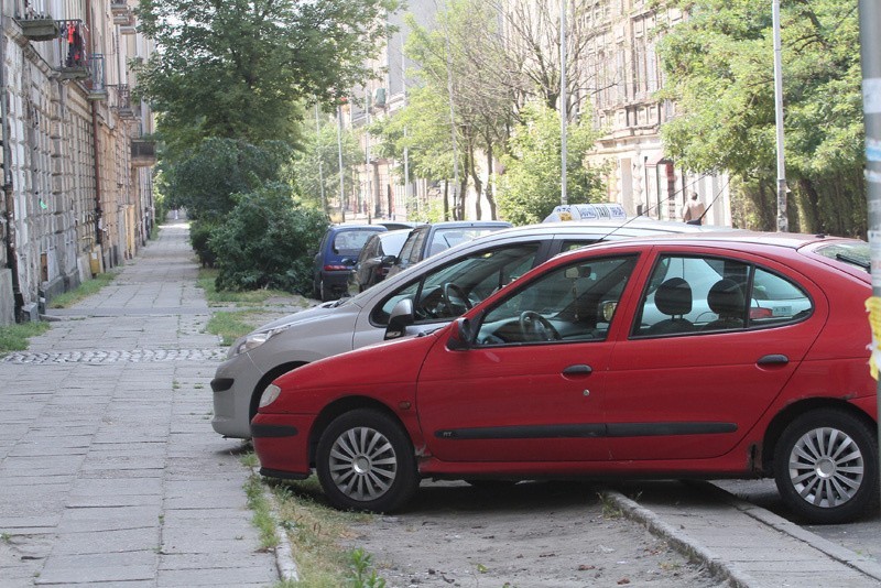 Parkują i niszczą, a niszczą, bo nie mają gdzie parkować [zdjęcia]