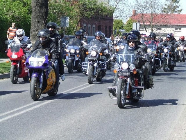 Parada motocyklistów ulicami Unisławia