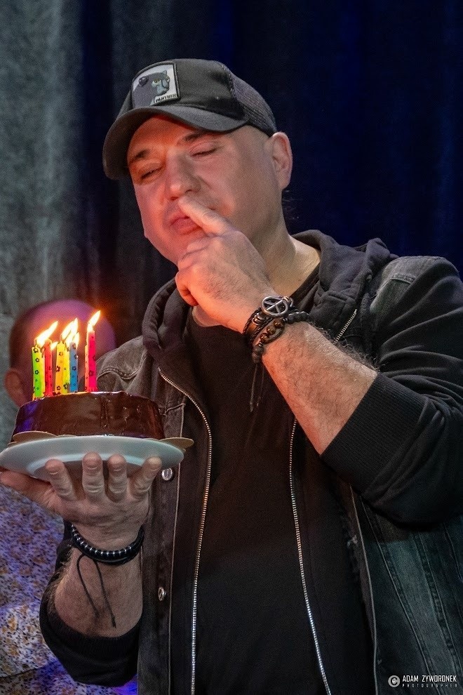 Szymon Wydra świętował 48 urodziny na koncercie. Były tort, prezent i gromkie "sto lat"!
