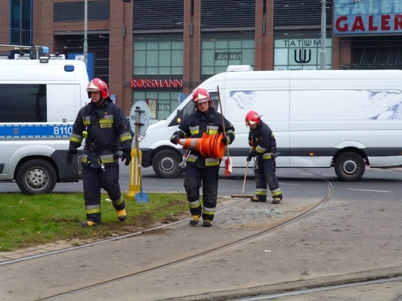 Wypadek na pl. Dominikańskim. Samochód wjechał pod tramwaj. Dwie osoby ranne (ZDJĘCIA)