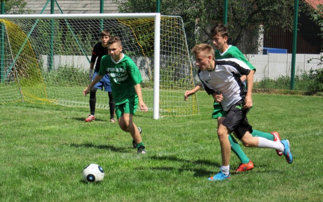 W turnieju piłki nożnej rywalizowały ze sobą drużyny gimnazjalne z Jaty, Cholewianej Góry i Jeżowego, a najlepsza okazała się drużyna Gimnazjum w Jeżowem