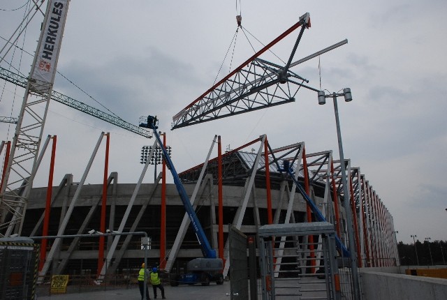 Białystok. Ruszył montaż dźwigarów na stadionie.