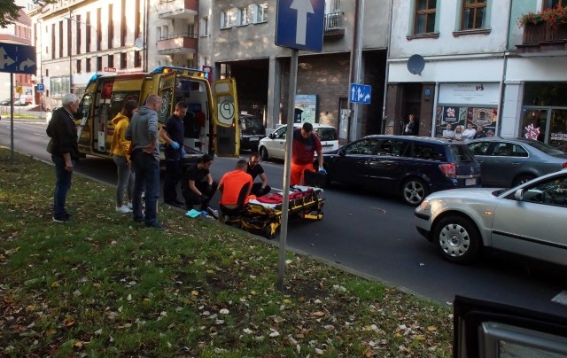 Dzisiaj (środa 11.09), kilka minut po godz. 18., kierujący osobowym VW mężczyzna, potrącił młodą dziewczynę na przejściu dla pieszych, na ul. Jagiełły. Jeden samochód zatrzymał się przed pasami, a drugi już nie, czym doprowadził do potrącenia prawidłowo idącą dziewczynę. Poszkodowana, została odwieziona do szpitala. Na miejscu zdarzenia pracowali policjanci słupskiej drogówki.