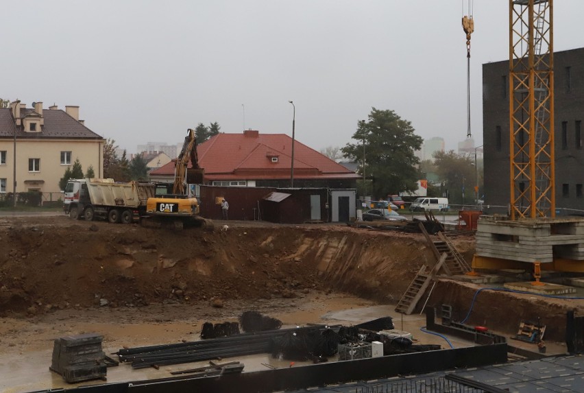 Trwa budowa apartamentowców na działce po dawnym kinie Odeon w Radomiu. Powstają już fundamenty. Zobacz postęp prac i zdjęcia