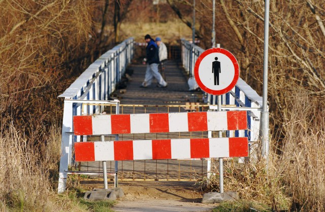 Przejście na wysokości ulicy Jantarowej. Piesi nie mogą z niego korzystać.