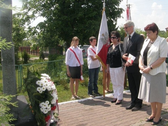 Władza gminy Secemin oddała hołd i złożyła kwiaty pod pomnikiem upamiętniającym bohaterską śmierć żołnierzy Batalionów Chłopskich i Gwardii Ludowej w Psarach.