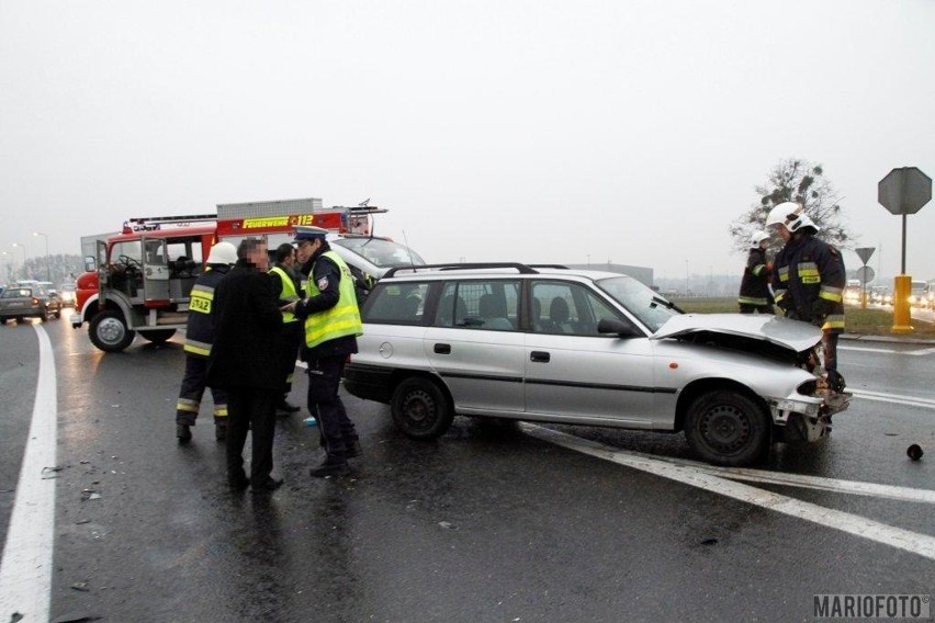 Opel astra zderzył się ze skodą octavią pod Opolem.