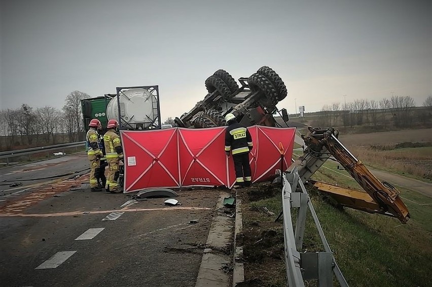 Śmiertelny wypadek pod Reńską Wsią. Nie żyje kierowca koparki