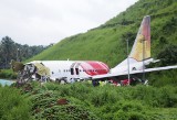 Katastrofa samolotu linii Air India Express. Boeing-737 rozbił się podczas lądowania na lotnisku Calicut [ZDJĘCIA] Są ofiary śmiertelne
