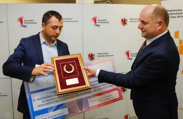 Ponad 40 milionów złotych dostaną miasto Toruń i toruńskie firmy z europejskich funduszy wchodzących w skład Regionalnego Programu Operacyjnego Województwa Kujawsko-Pomorskiego na lata 2014-20. W  Urzędzie Marszałkowskim beneficjenci unijnej pomocy z całego województwa odebrali stosowne umowy. Na co przeznaczą te pieniądze?>>>> Kto dostał pieniądze i na co je przeznaczy - na kolejnych stronach