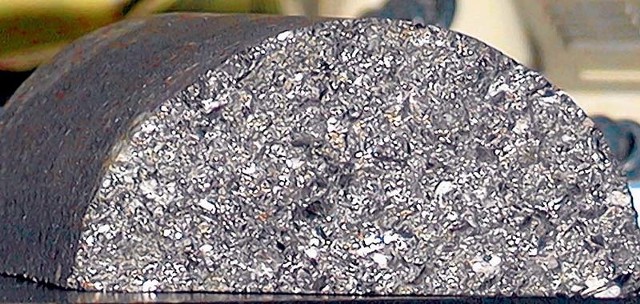 Tak wygląda kawałek suwalskiej rudy żelaza. Zawiera mnóstwo cenny pierwiastków.