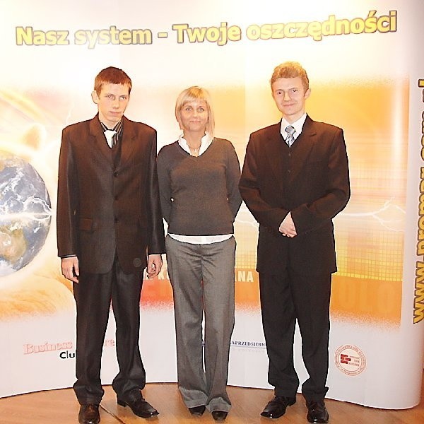 Tomasz Sobecki (z prawej) i Przemek Tomczak wraz z opiekunem naukowym Justyną Małetką