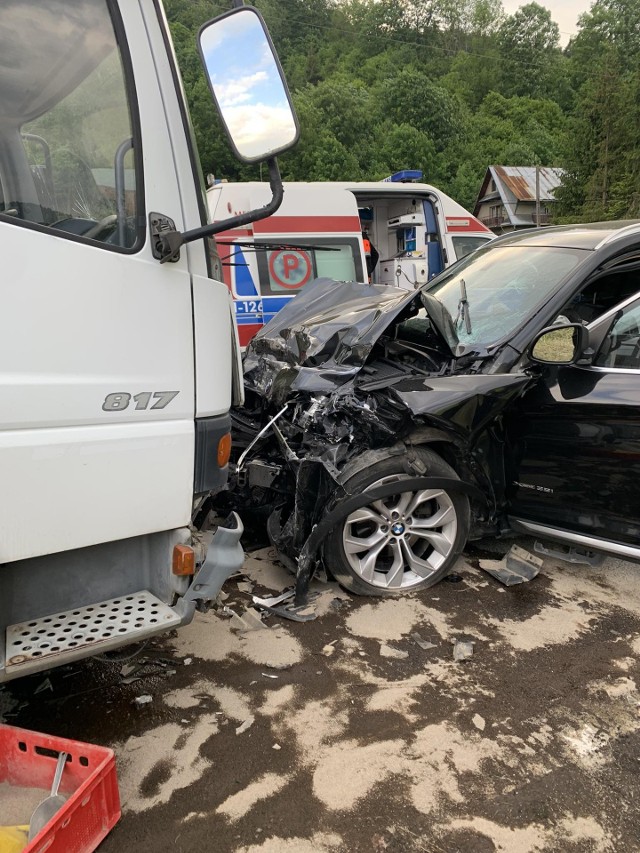 Czołowe zderzenie samochodu osobowego z ciężarówką w Krościenku nad Dunajcem