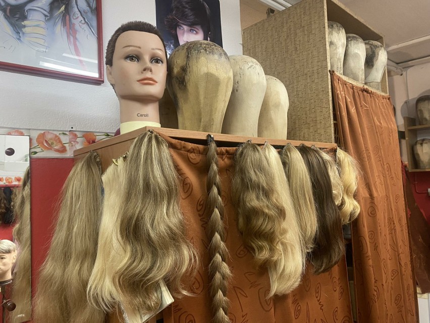 Przy ul. Długiej w Krakowie ludzie dostają nowe włosy. Spod ręki pani Doroty wychodzą jedne z najlepszych, naturalnych peruk w kraju