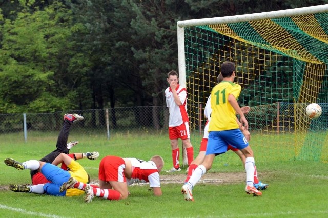 Fragment meczu Świt Ćmielów - GKS Górno (5:3). 