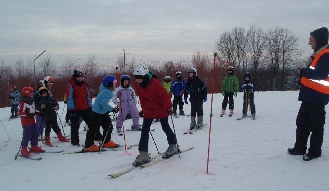 Z nauki jazdy na nartach korzysta 30 uczniów Szkoły Podstawowej w Niedźwicach.