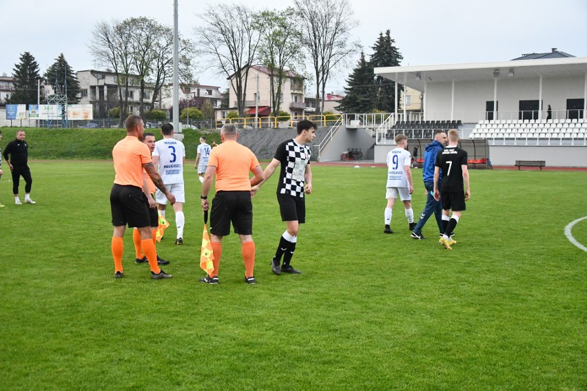 Hummel 4. Liga. Gol w doliczonym czasie gry Kacpra Rogozińskiego dał remis AKS 1947 Busko-Zdrój w meczu z Wierną Małogoszcz