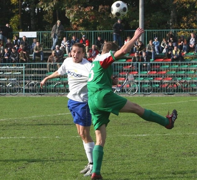 Piłkarze Sokoła Nisko (z lewej Grzegorz Woźniak) mogą już w spokoju przygotowywać się do kolejnego sezonu w czwartej lidze.