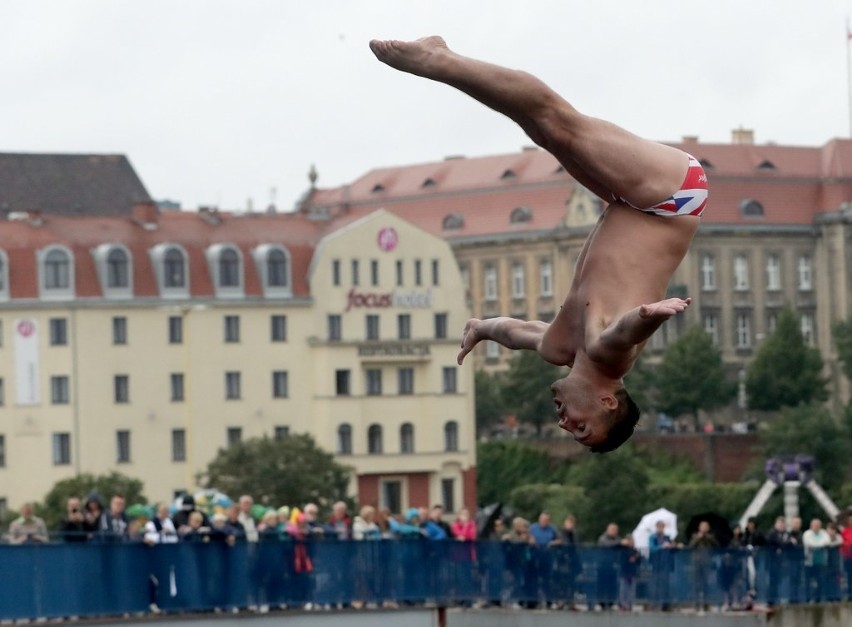 Akrobatyczne skoki do Odry z Trasy Zamkowej robią wrażenie!