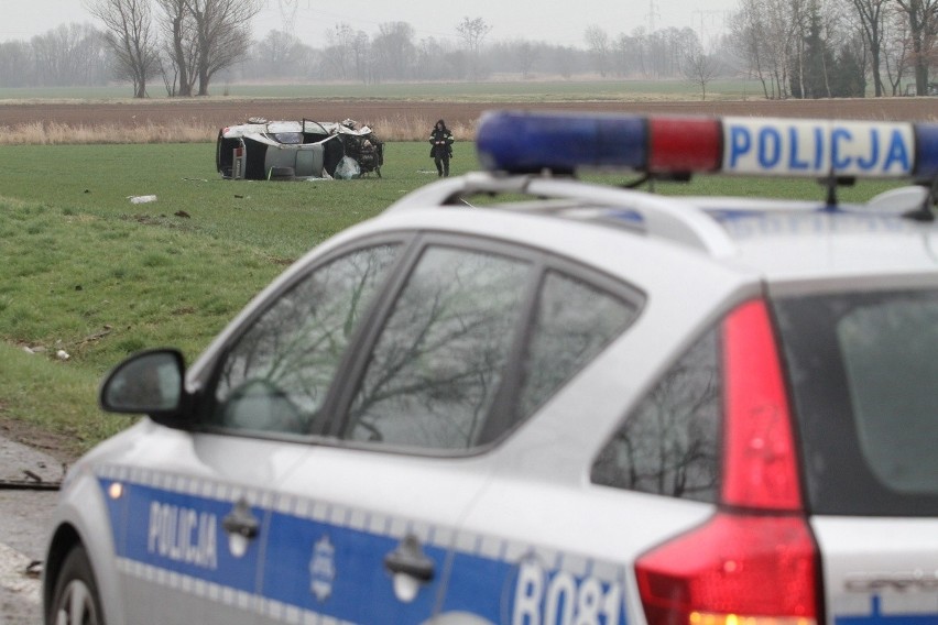 Wypadek na trasie Wrocław-Oleśnica. Audi A8 wypadło z drogi i dachowało (ZDJĘCIA)