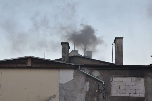 Takie widoki to wciąż niestety codzienność Szczecinka. Ulica Junacka w grudniowe przedpołudnie. 