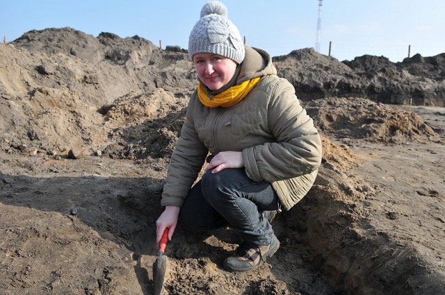 Julianna Sójkowska-Socha w miejscu, gdzie znaleziono przedmioty pochodzące z epoki kamienia łupanego.