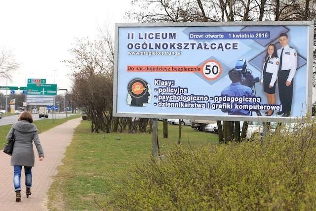 Reklama II LO ze Skarpy kusi kandydatów m.in. przy Szosie Lubickiej
