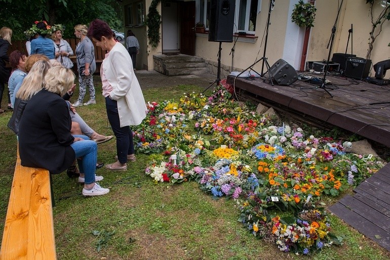 Wianki Świętojańskie w Chełmie: Robert Kasprzycki, konkurs na najpiękniejszy wianek, korowód nad Rabę i pokaz ognia