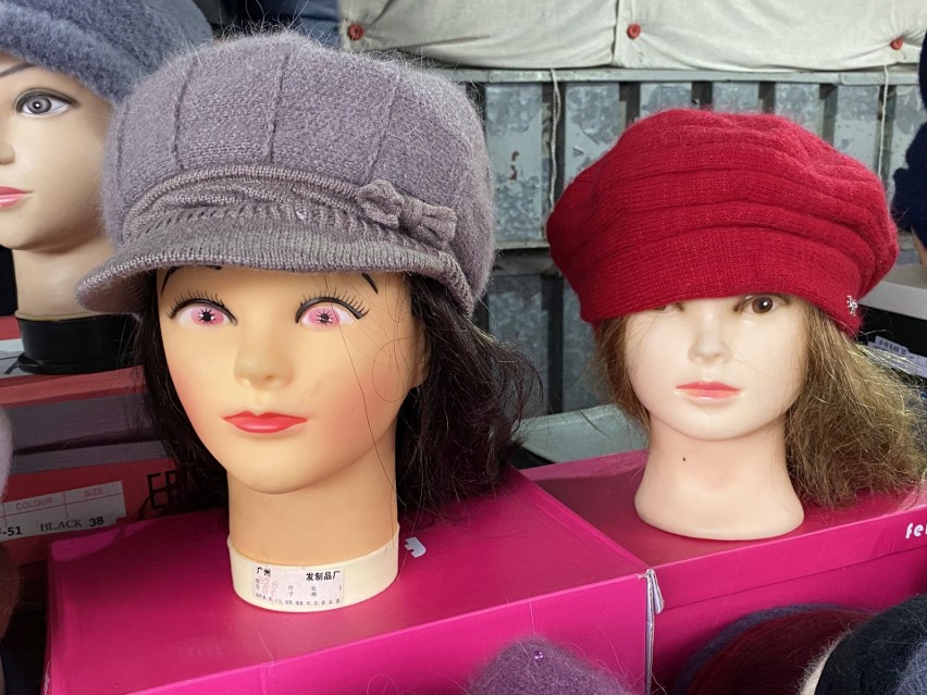 Takie czapki można kupić na targowisku w Kielcach. Zobacz...