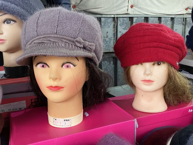 Takie czapki można kupić na targowisku w Kielcach. Zobacz więcej modeli na kolejnych zdjęciach.