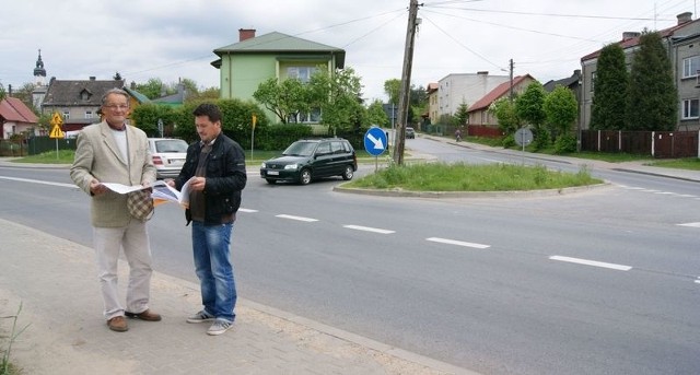 Prace zaczęły się we wtorek. Wykonawcy Adolf Jabłoński i Marcin Jabłoński sprawdzają dokumentację. 